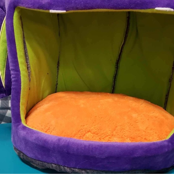 Colorful Halloween “Bat” Cat Bed 🦇 - Picture 2 of 3